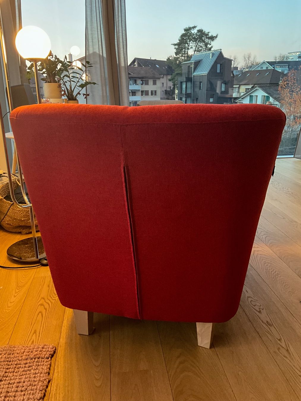 Poltrone: Hjort Knudsen - Roter Sessel mit Hocker – Usato da Steinhausen venduto da Smari 2
