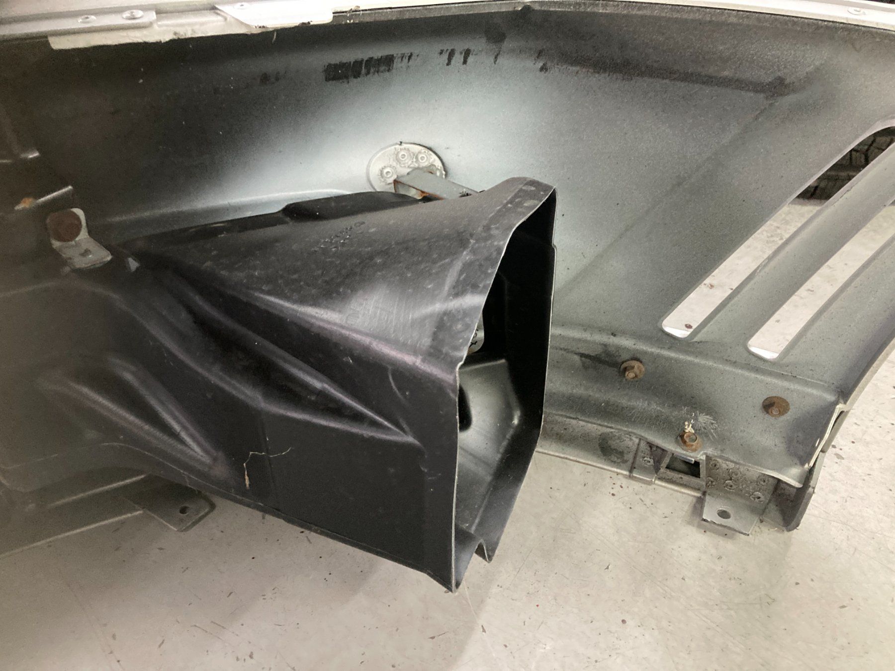 Tutti pezzi di ricambio auto: Mitsubishi Lancer EVO 7 Stossstange Vorne Silber – Usato da Cham venduto da WB2223 5