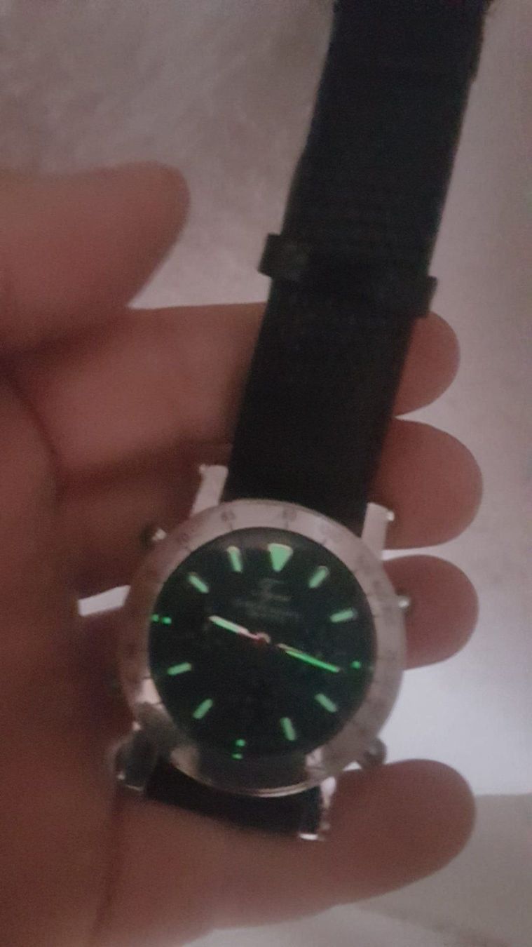 Uhren: Armbanduhr  Mit Trigalight-Technologie – Gebraucht aus Zürich von Sarameier
