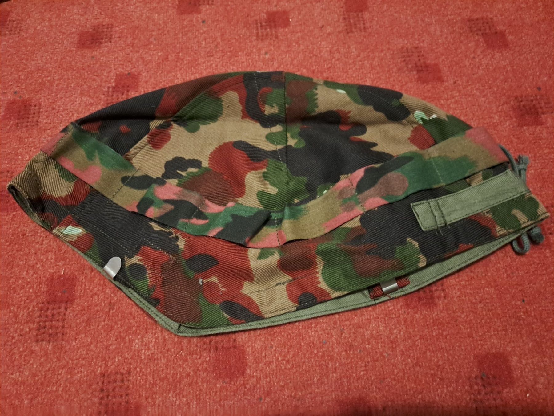 Schweizer Armee Uniformi: 4 - Frucht  Helm Tarnüberzug,  Neuwertig – Usato da St.Gallen venduto da Infanteriewerk 1