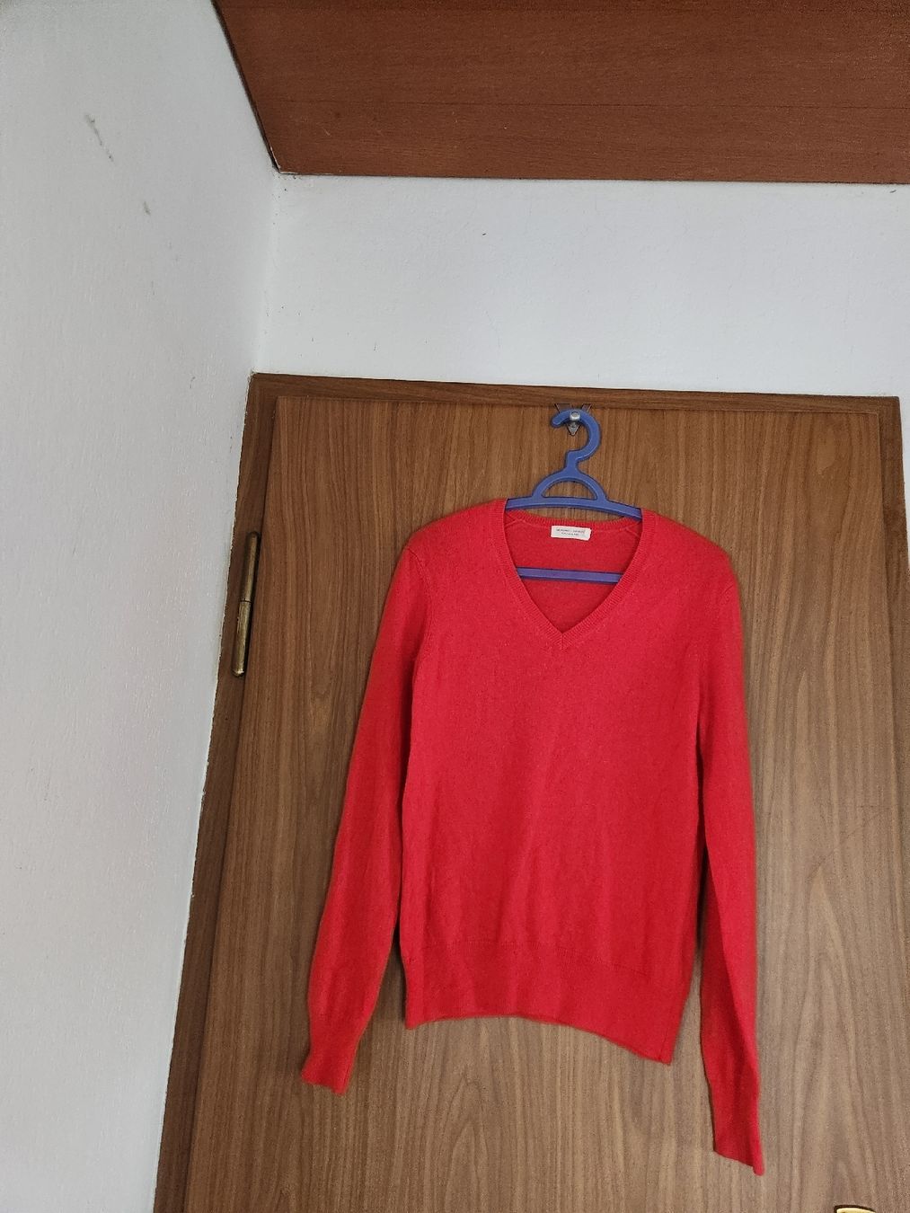Maglioni & Felpe: Pull Monoprix Premium pur cachemire col V rouge taille M/L – Usato da Niedergösgen venduto da Eva2410
