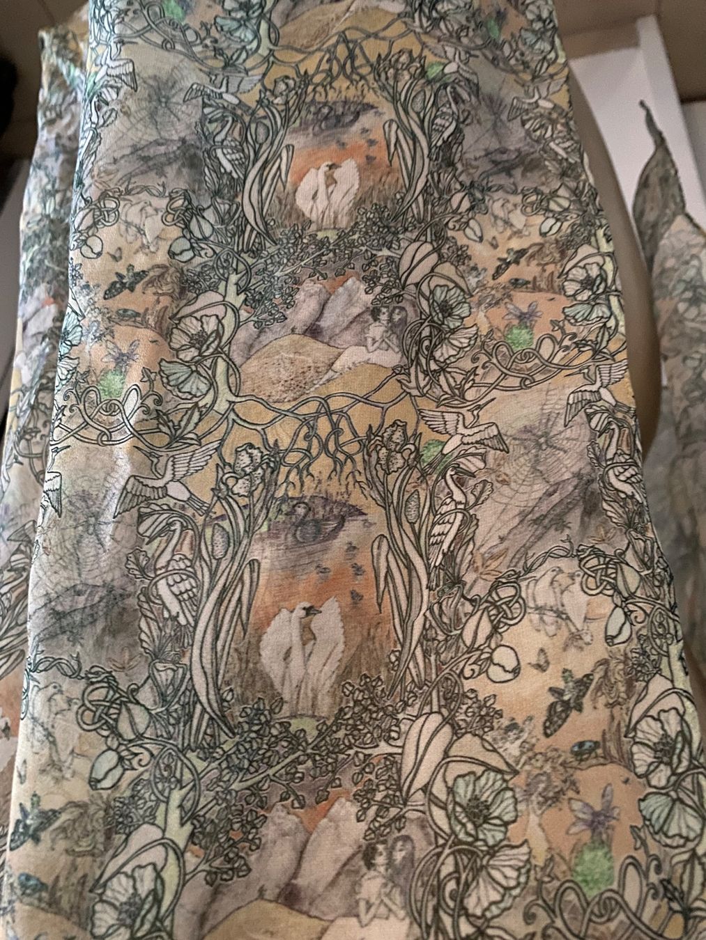 Fabric Frontline Foulard & Sciarpe: Fabric Frontline Seidenschal – Usato da Zürich venduto da JAD01 1
