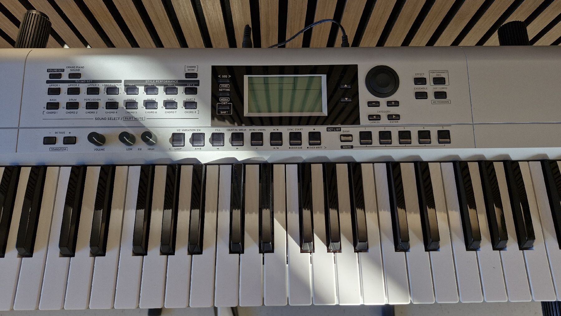 Korg Instruments de musique: Korg i3 Workstation inklusive Ständer und Pedal – D'occasion à Zürich par jak_6m6k 6