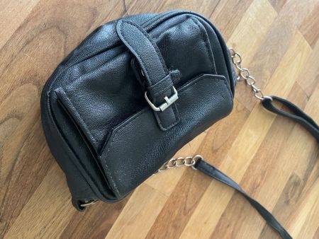 Sac bandoulière noir cuir synthétique avec chaîne