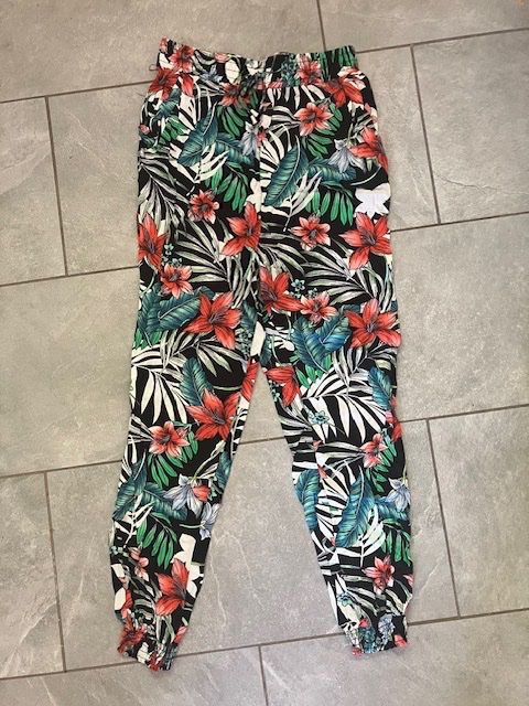 Pantalons: Leichte Stoffhose Chicorée – D'occasion à Aathal-Seegräben par daso03