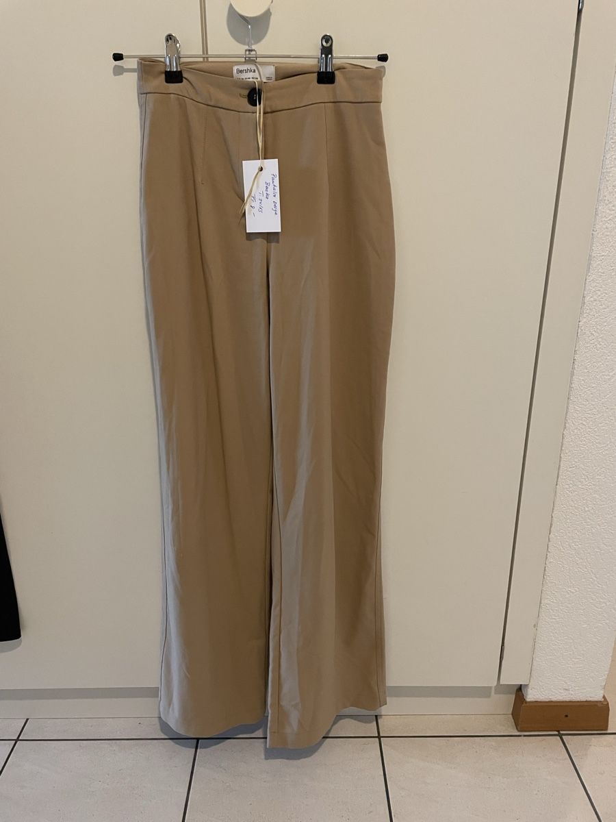 Bershka Pantaloni: Pantalon de tailleur Bershka beige T34 – Usato da Pully venduto da kaba07