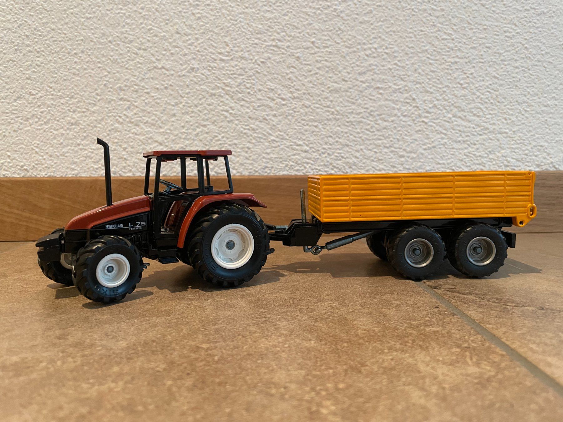 New Holland Traktoren: SIKU New Holland L75 mit Kipper – Neu und originalverpackt aus Kreuzlingen von Stefan1150