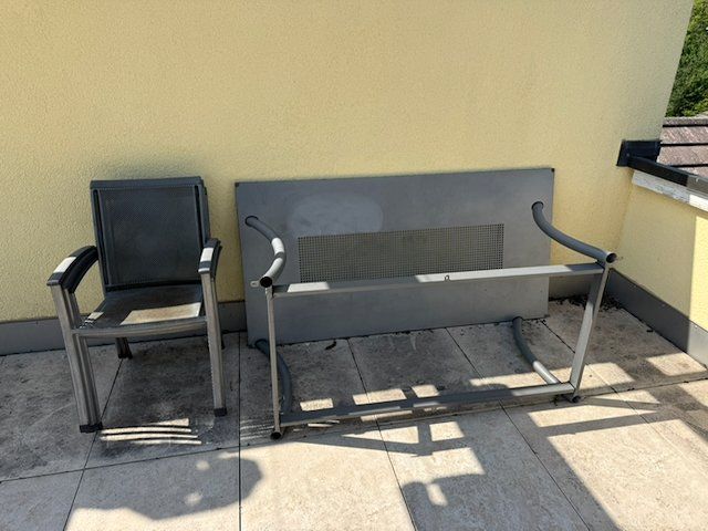 Set di tavolo e panche: Gartentisch mit 4 Stühlen aus Metall – Usato da Winkel venduto da Cypher2 3