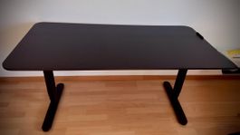 Moderner elektrischer Schreibtisch – höhenverstellbar