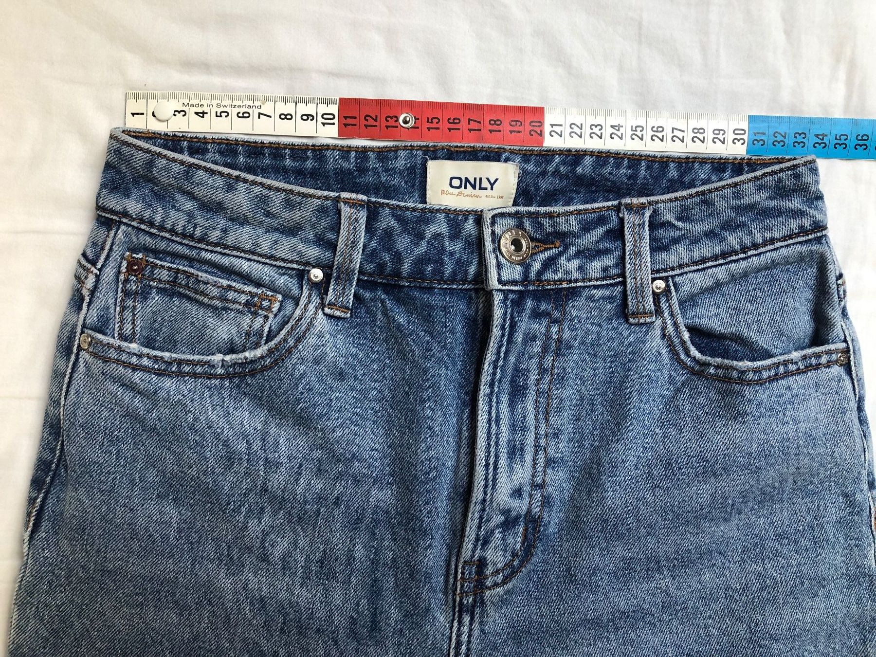 Only Jeans: ONLY Mom Jeans Rawcut W27 L34 Light Blue – Gebraucht aus St-Aubin FR von Tiweety 6