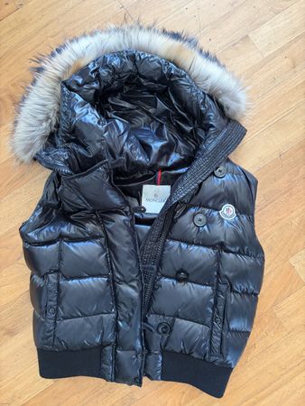 Moncler Daunenweste schwarz mit Kapuze Grösse 3 Neuwertig