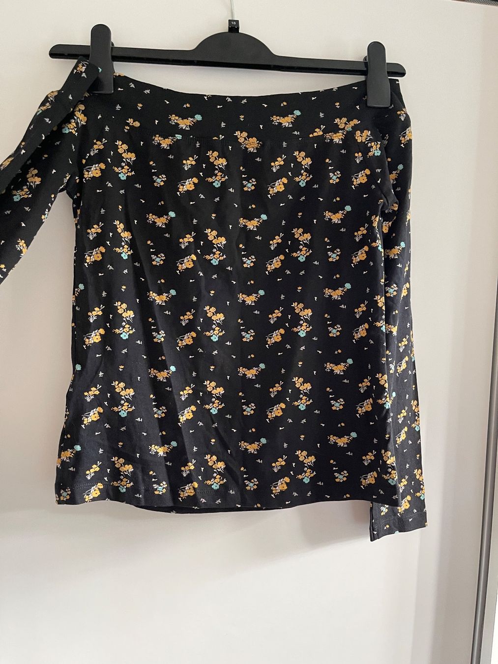 Tops: Pull noir à fleurs épaules dénudées – Gebraucht aus Sion von edelweissse 1
