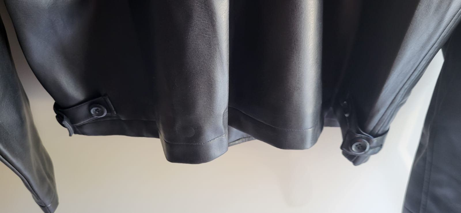 Vestes: Diese schwarze Kunstlederjacke – D'occasion à Curio par mia_vb5z 5