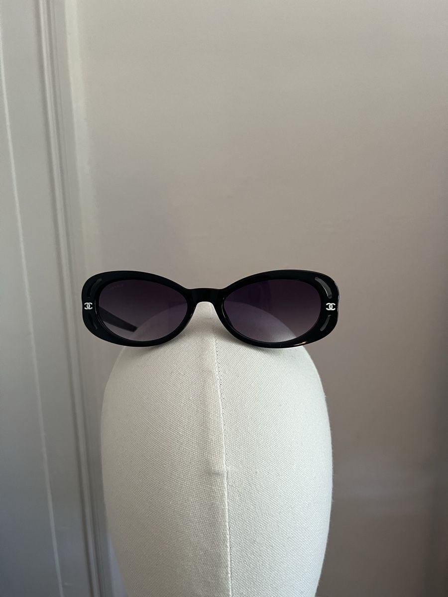 Occhiali & Lenti: Sunglasses Black Oval Frame Ladies Good Condition – Nuovo (secondo la descrizione) da Zürich venduto da Melina.A 2