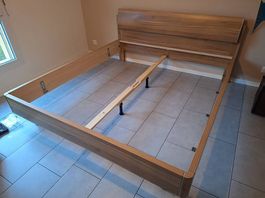 Robuster Doppelbett-Rahmen mit Kopfteil