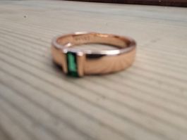Ring Damen mit grünem Stein