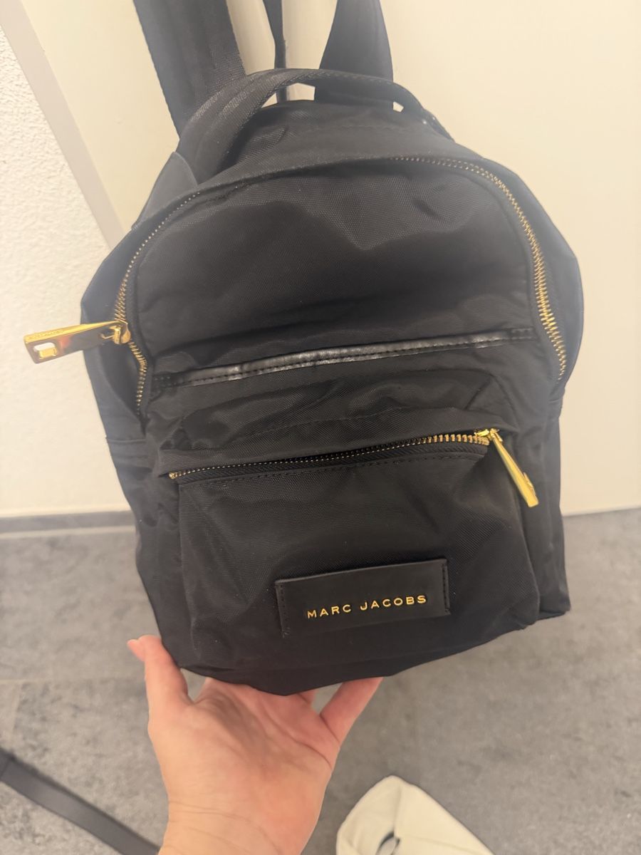 Marc Jacobs Zaini: Original Marc Jacobs Mini Backpack, schwarz/gold, neuwertig – Usato da Liebefeld venduto da Hoka2