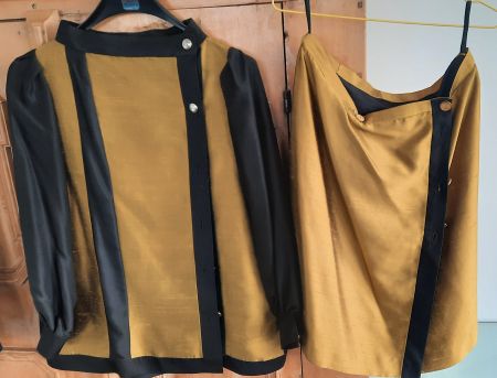 Kostüm, handgefertigt, reine Seide gold-schwarz, M