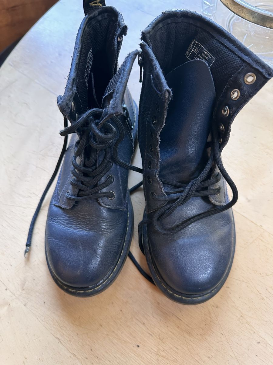 Dr. Martens Chaussures hommes: Dr. Martens size 32 – D'occasion à Hinterkappelen par una066