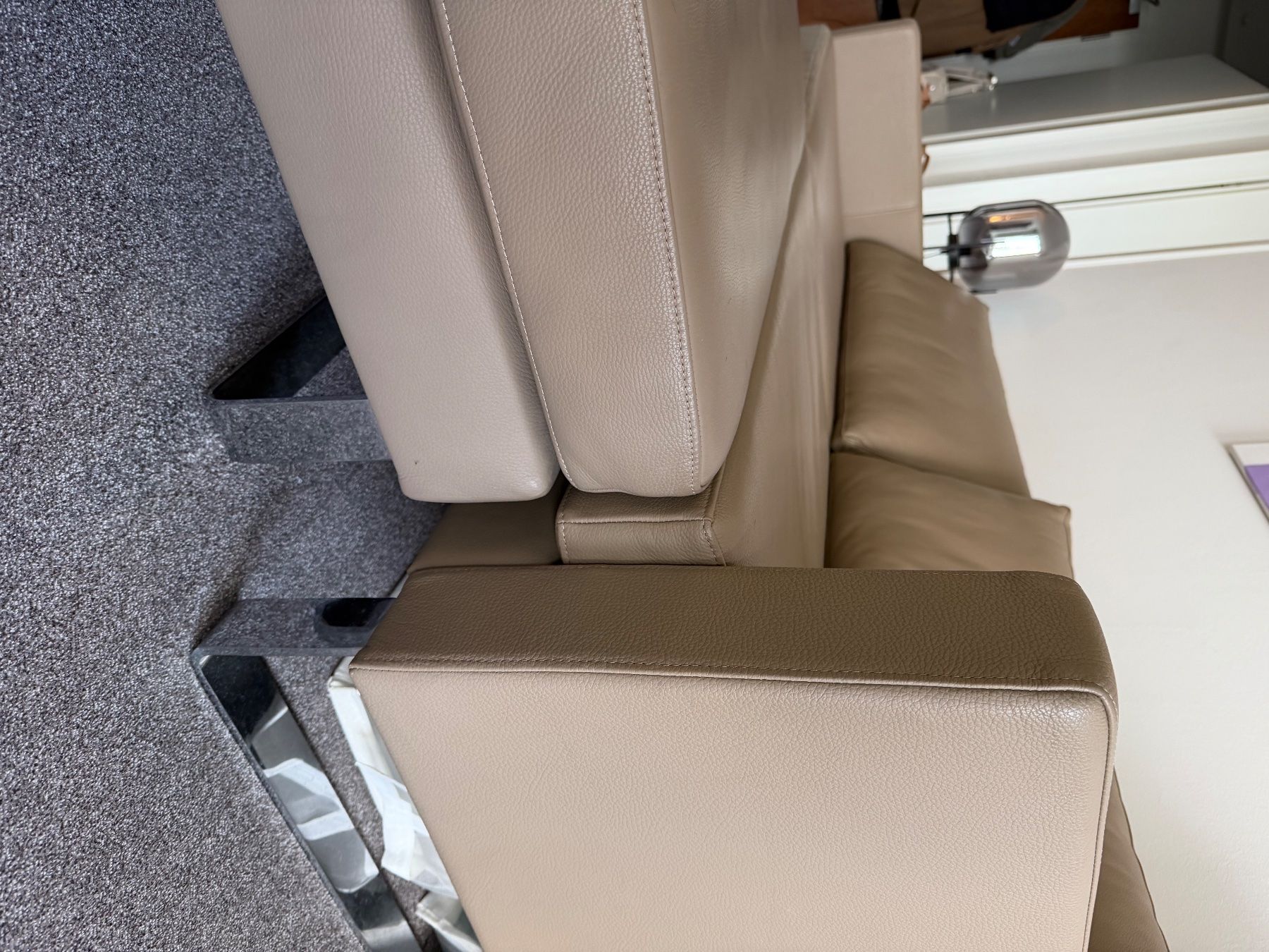 Divani: Ledersofa mit verchromten Kufen – Usato da St. Niklausen LU venduto da kor_55zl 1