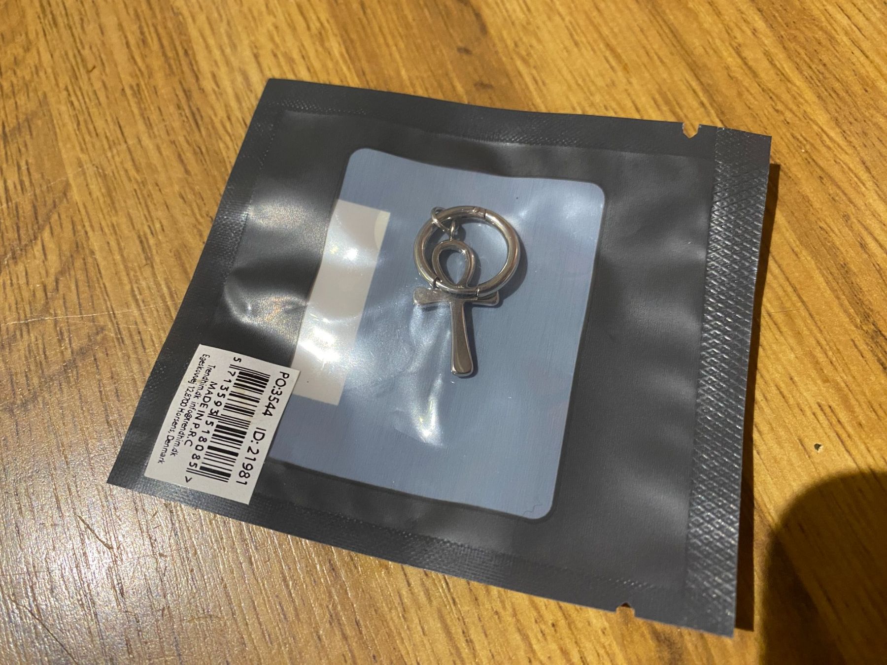 Ohrringe & -stecker: Ohranhänger - Creole mit Ankh - Neu – Neu und originalverpackt aus Basel von FatCatPacksTheRatt 3