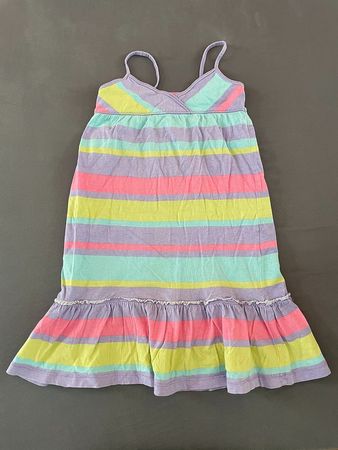 Schmuckes farbiges Sommerkleid, Gr. 98/104