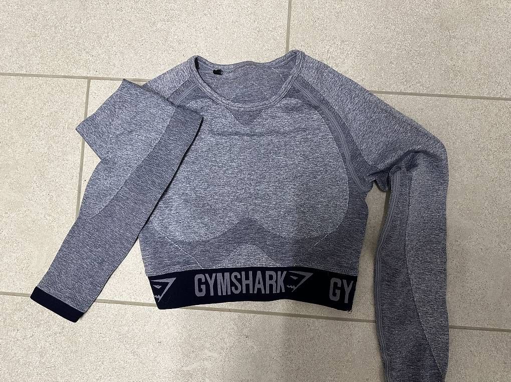 Top: Gymshark Top – Usato da Zürich venduto da SM122