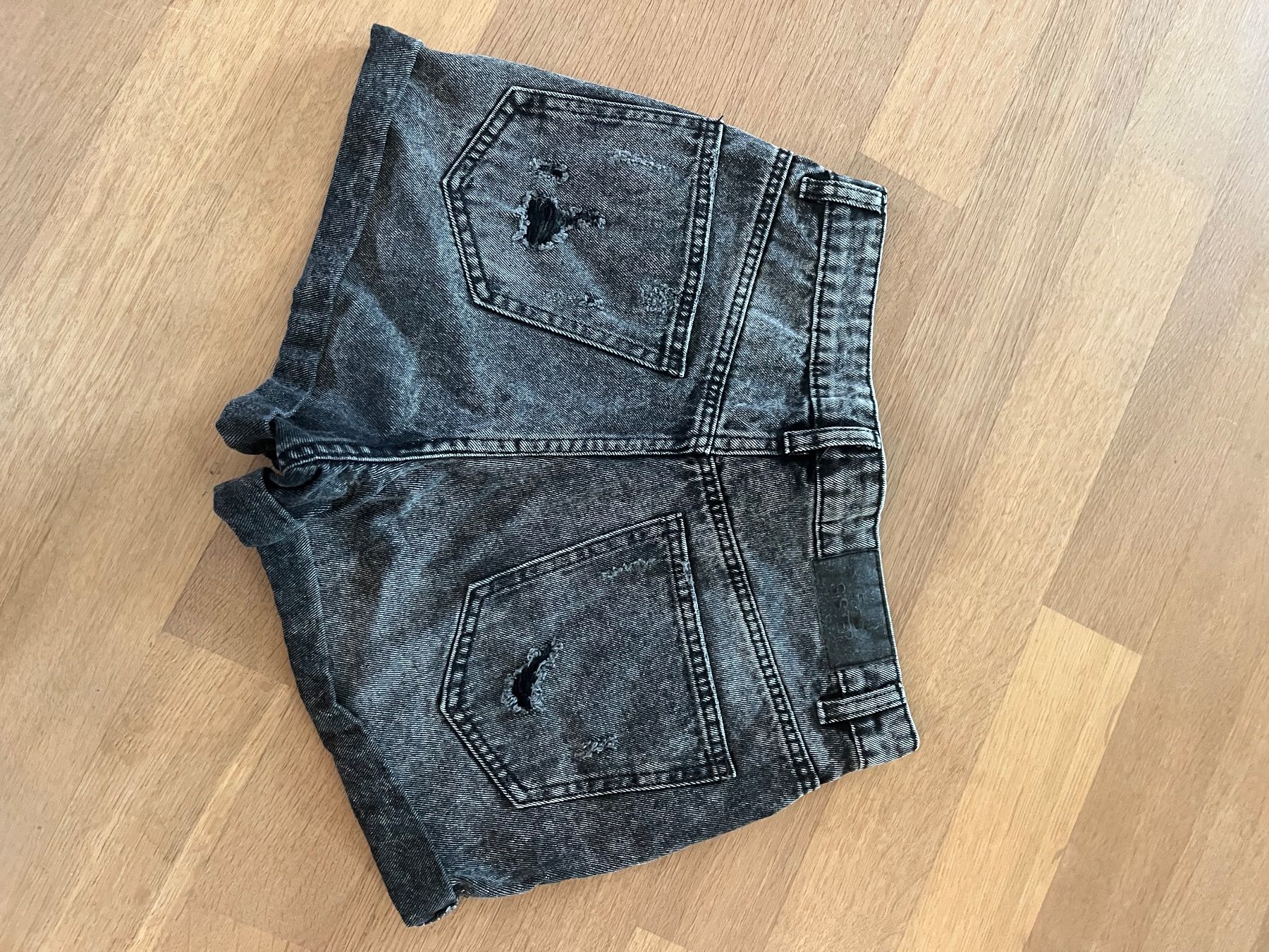 H&M Jeans: Damen Shorts Jeans schwarz – D'occasion à Laupen BE par lee_ym6v 4
