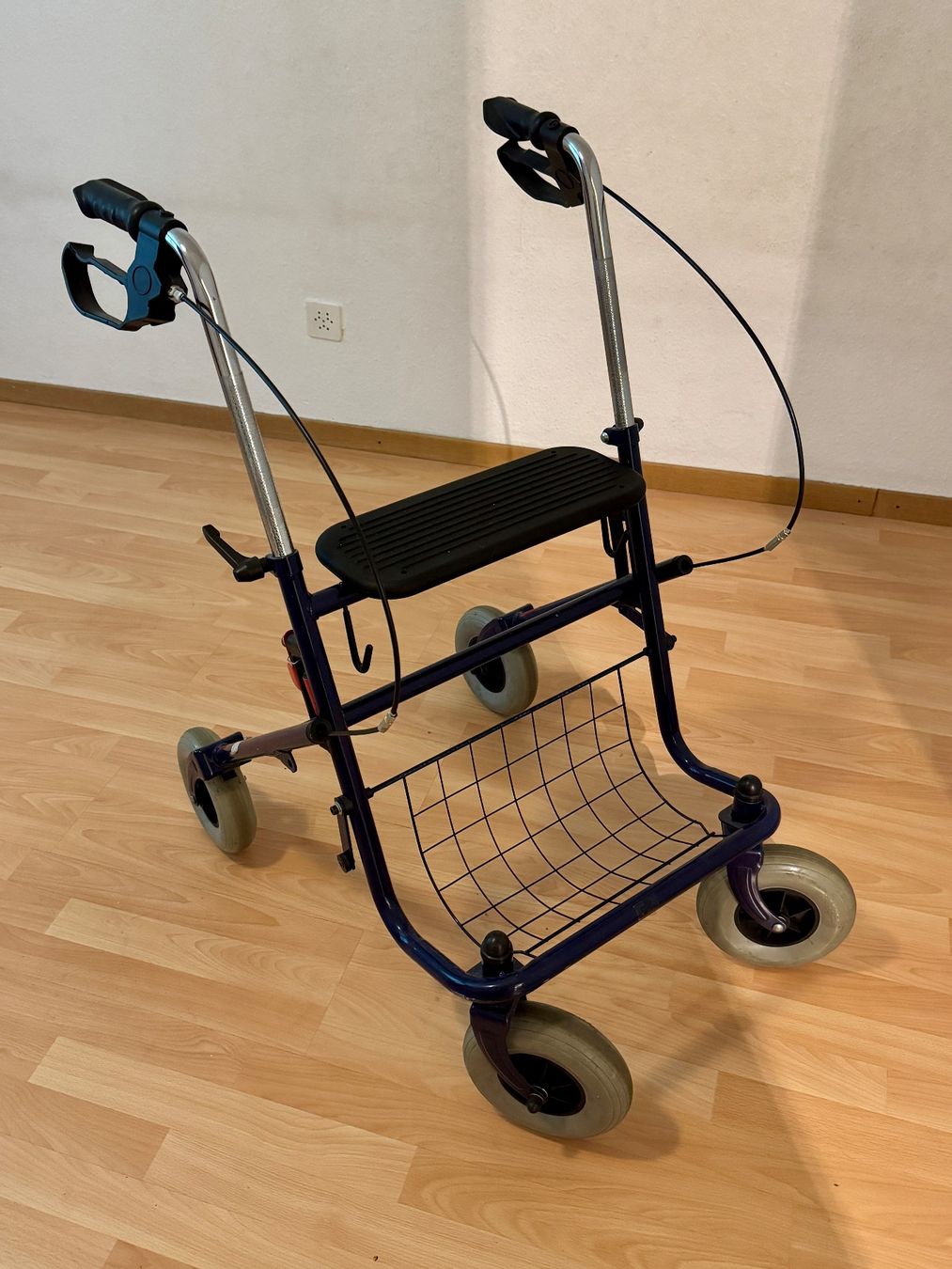 Aides à la marche: Rollator – D'occasion à Hüttikon par Danone2