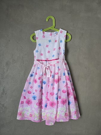 Sommerliches Blumenkleid, Grösse 128