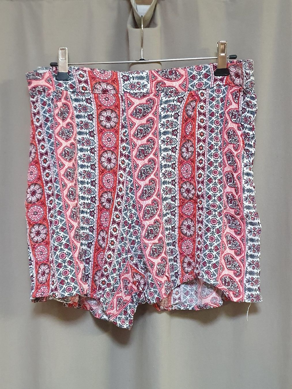 Vila Pantaloni: Short en tissus coloré – Usato da Echallens venduto da Echo_ed6