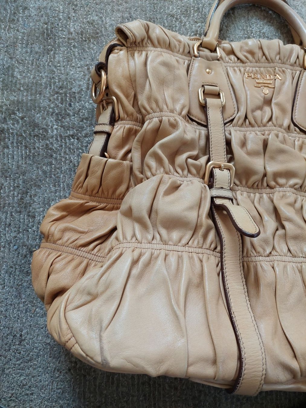 Prada Taschen: Prada Gaufre Shopper beige – Gebraucht aus Zürich von Taxista 3