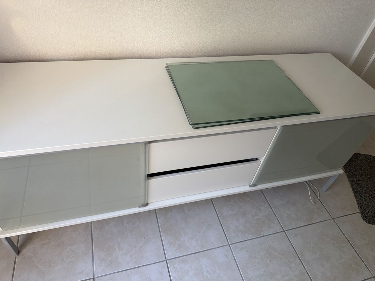 Ikea Mobili TV: Sideboard weiss Glastüren Schubladen mit Glasplatte – Usato da Gelterkinden venduto da LPKAL