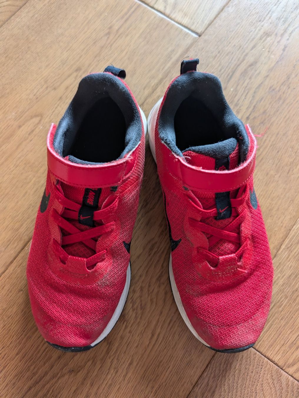 Nike Scarpe per ragazzi: Nike Turnschuhe Grösse 32 – Usato da Ennetmoos venduto da Mountainfee