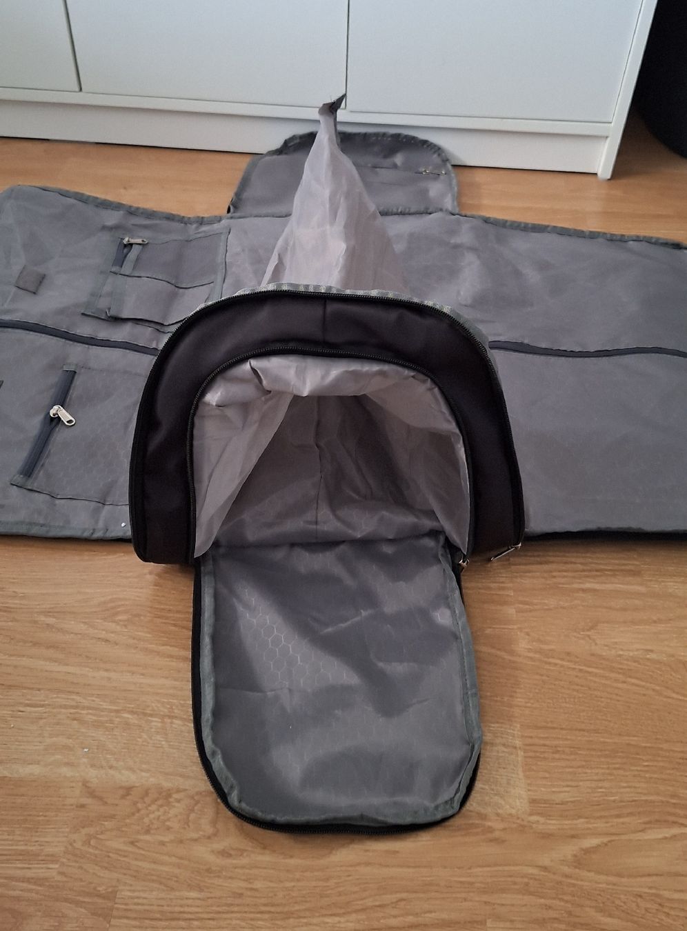 Sacs: Reisetasche schwarz mit Kleidersackfunktion  – D'occasion à Lützelflüh-Goldb par bli_f2v9 3