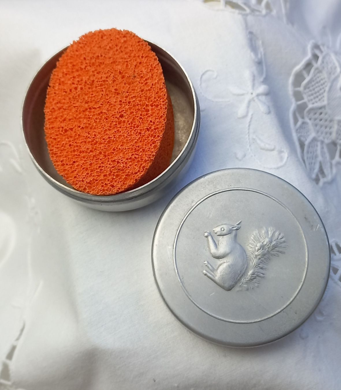 Altro in Decorazioni & Accessori: Antike Dose mit Eichhörnchen für Briefmarken einfeuchten. – Usato da Buchs AG venduto da Dzirul 5