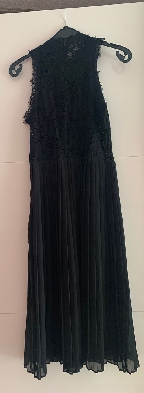 H&M Vestiti: Schwarzes Plissekleid mit Spitzendetail – Usato da Triengen venduto da nes_l8cj 6
