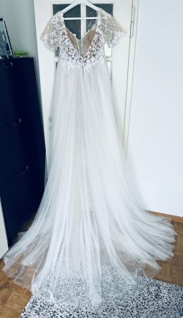 NEW Elegant Lace Wedding Dress with Train and Sleeves