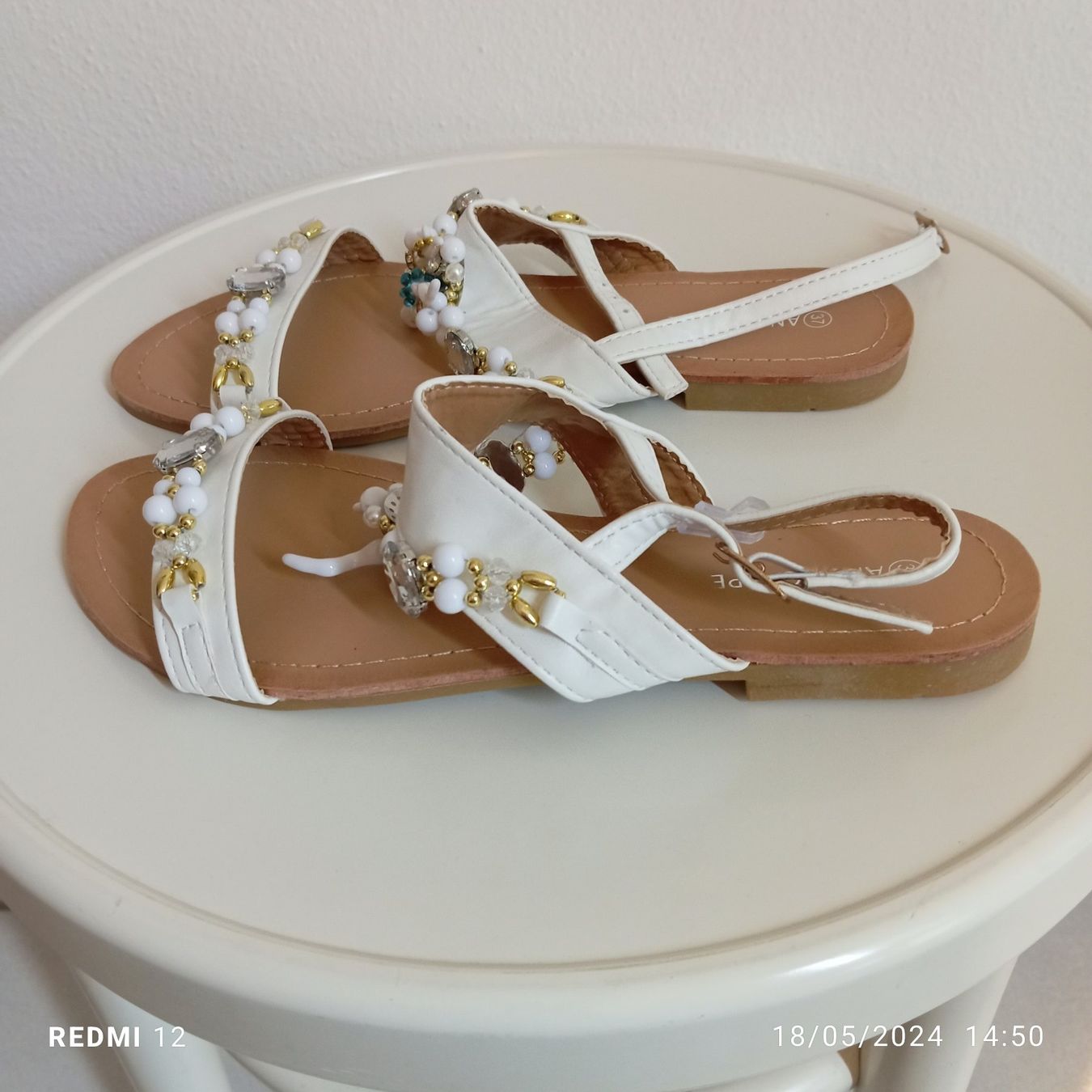 Scarpe da donna: Weisse Sandalen Grösse 37 – Nuovo (secondo la descrizione) da Brione Verzasca venduto da pulci22