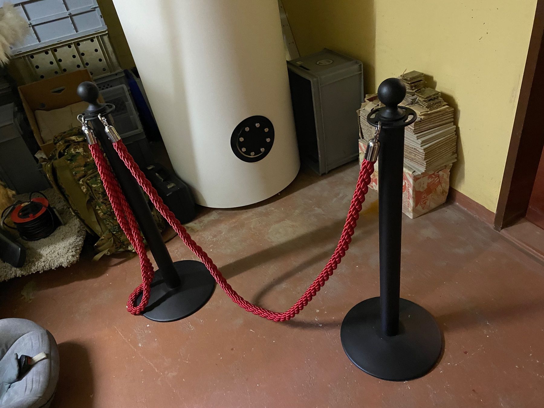 Altro in Decorazioni & Accessori: Elegante Absperrstaender mit roter Kordel - – Usato da birrhard venduto da Nosara7