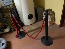 Elegante Absperrstaender mit roter Kordel -
