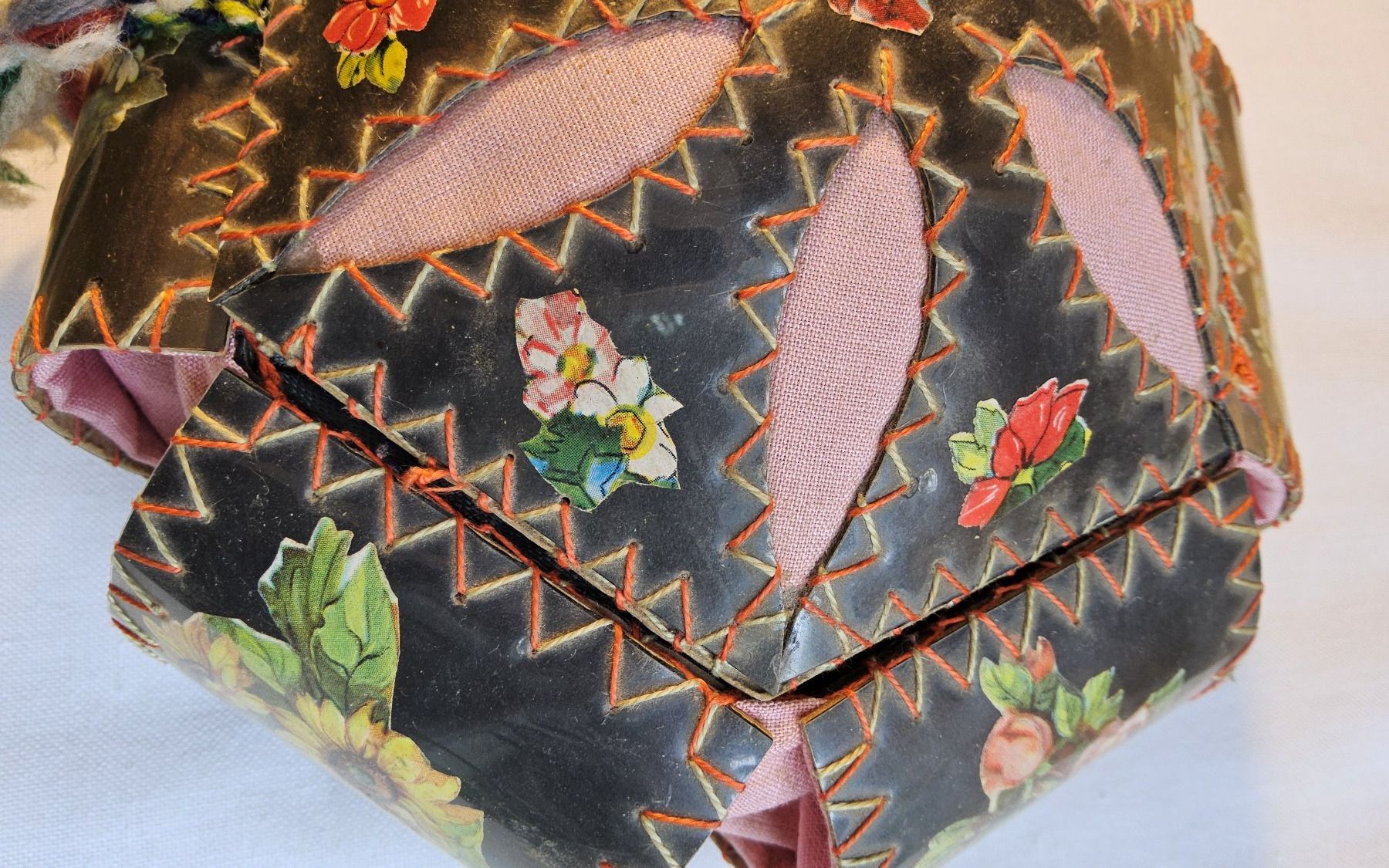 Barattoli: Antike Schatulle mit Blumenmuster, Handarbeit, ca. 1930-40 – Usato da Zürich venduto da philpip 7