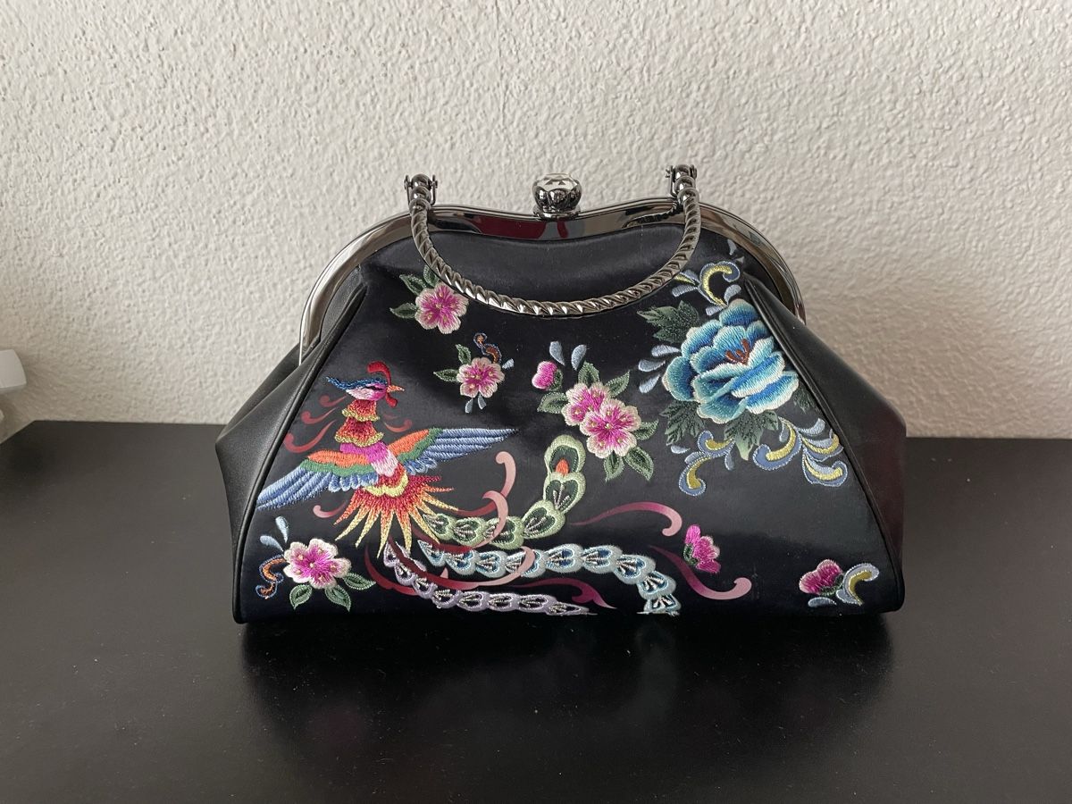Borse da donna: Wunderschöne Tasche mit Stickerei – Usato da Männedorf venduto da verginrosa