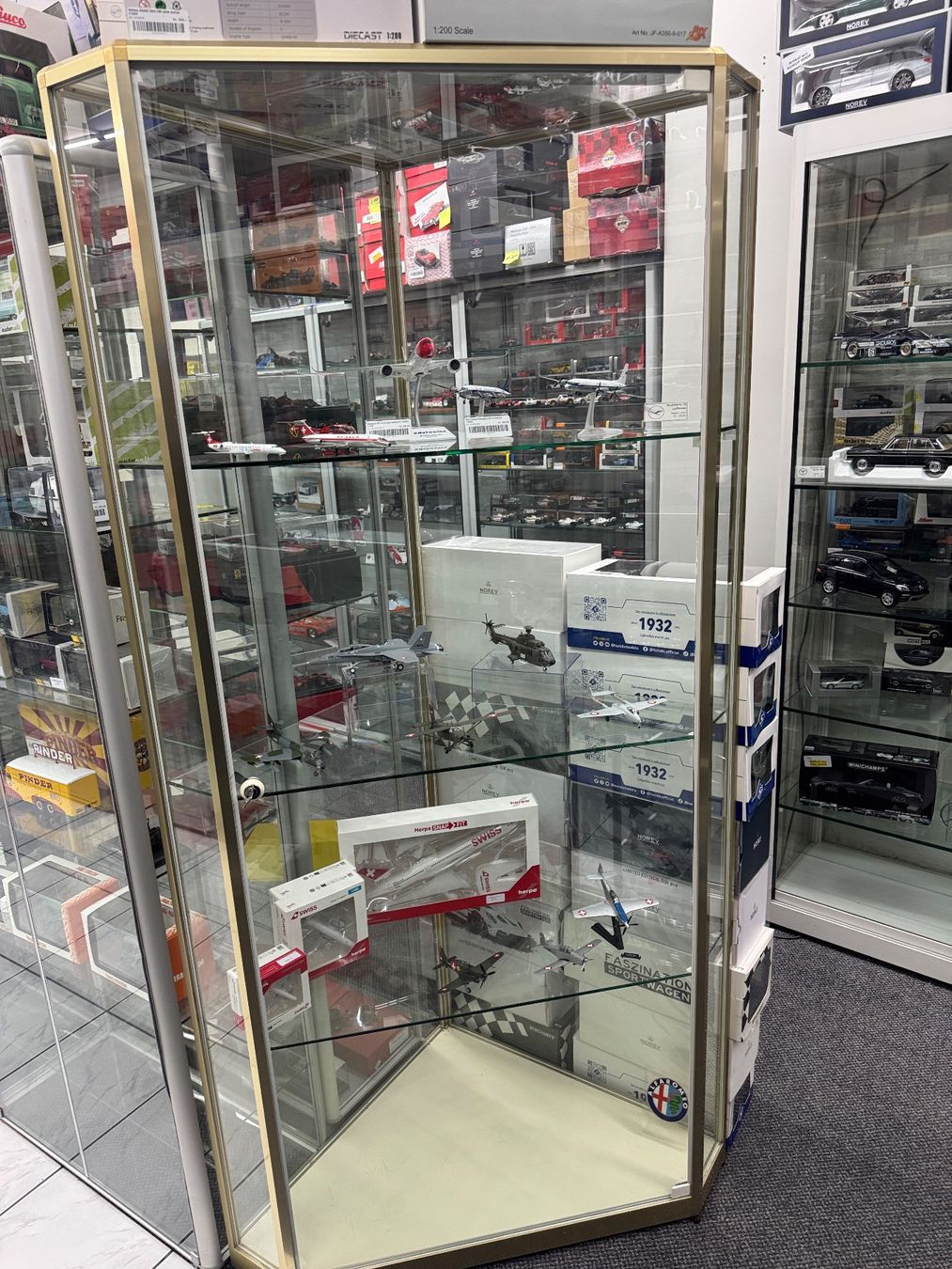 Vitrinen: Glas Eck Vitrine Massiv – Gebraucht aus Luzern von aa43modelcars-Luzern 3