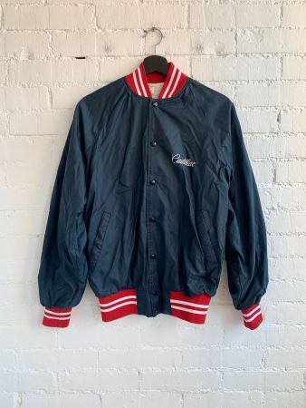 Dunkelblaue College-Jacke mit Cadillac Schriftzug