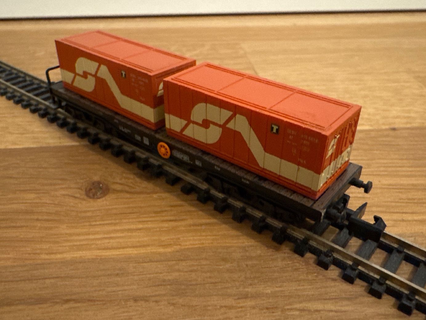 Arnold Modellini di ferrovie: Arnold 4956 Flachwagen mit Containern – Nuovo (secondo la descrizione) da Schlierbach venduto da Look8 1