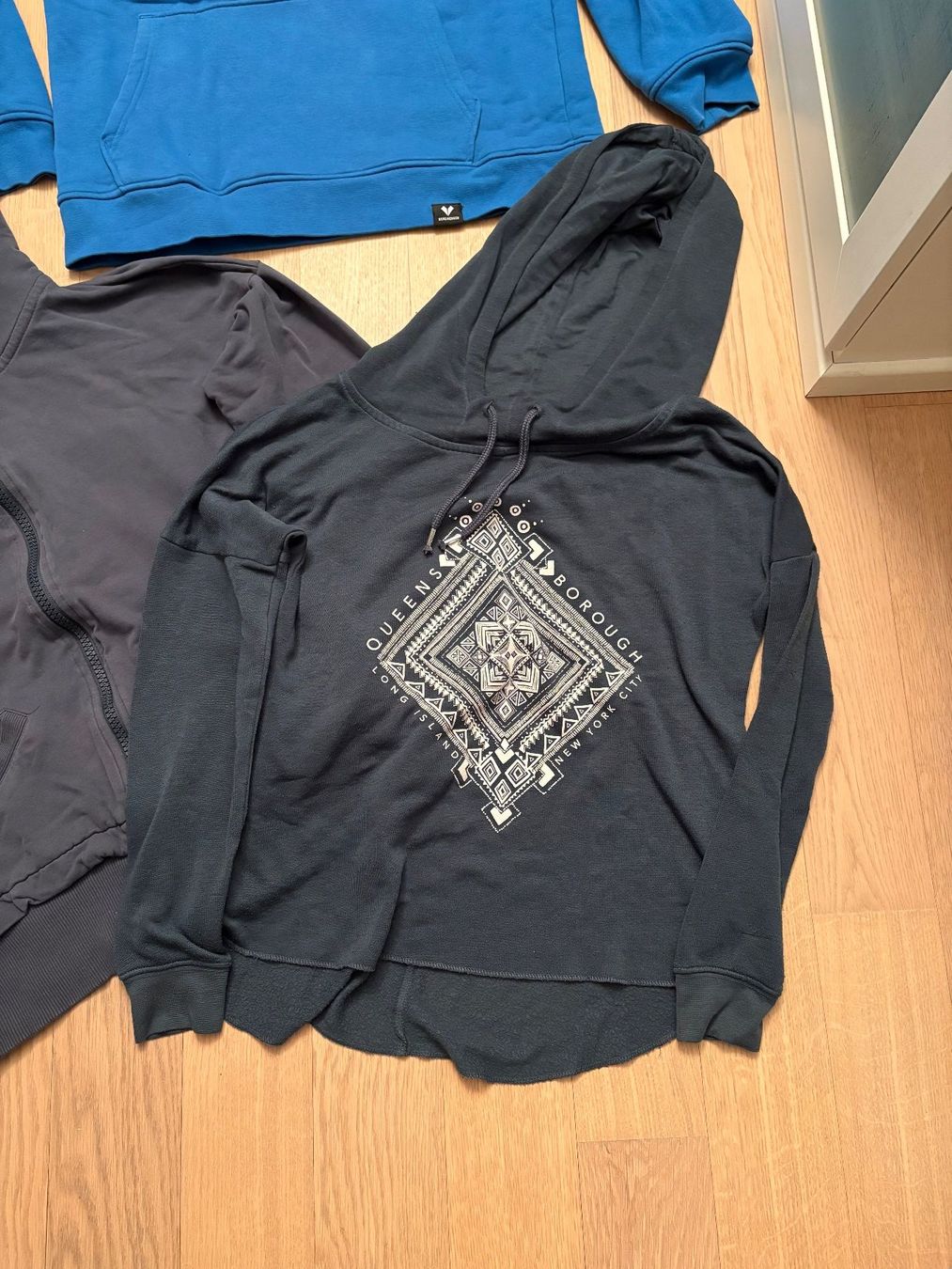Lotti di vestiti: 3 Oberteile und 1 Jupe Gr. M – Usato da Gossau SG venduto da Black-Queen 2