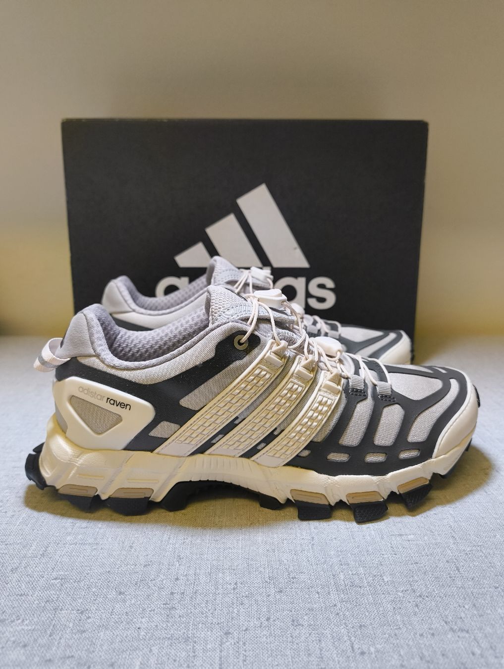 Adidas Herrenschuhe: Adidas Adistar Raven, Grau/Weiss, Gr. 38 – Neu und originalverpackt aus Uitikon Waldegg von PJLS1