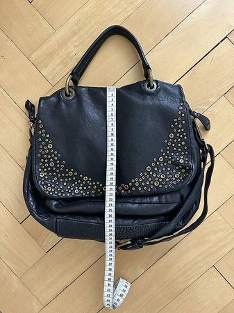 Ledertasche mit Nieten von Errelleventidue