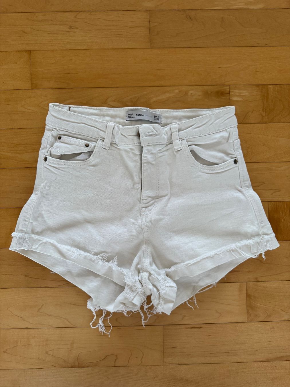Zara Hosen: Weisse Zara Jeans Shorts – Gebraucht aus Urdorf von roses202